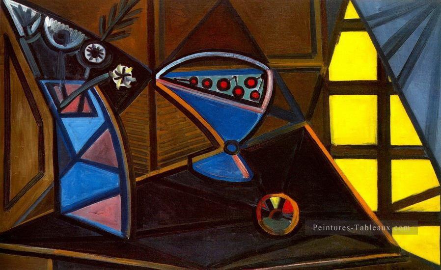 Vase fleurs et compotier 3 1943 cubiste Pablo Picasso Peintures à l'huile